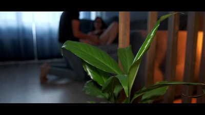 Verliebtes Teenagerpaar hat heißen Sex, viel Sperma auf ihrem Arsch.